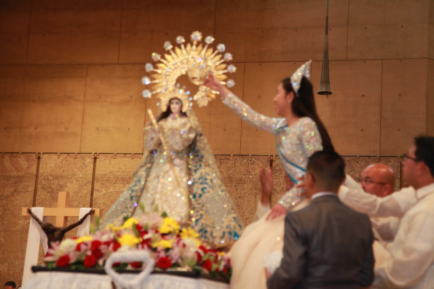 Reyna Elena Ayris Mauricio crowns the Blessed Virgin Mary. (Photo courtesy Filipino Ministry)