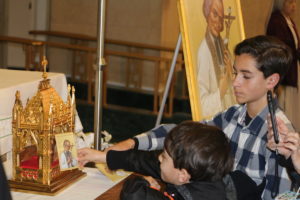 In a weeklong stop in LA, a first-class relic of Saint John Vianney gave Catholics a special opportunity to pray for the Church and her ministers. The Los Angeles visit was part of a six-month tour by the “Heart of a Priest” throughout the U.S. sponsored by the Knights of Columbus. SUBMITTED PHOTO