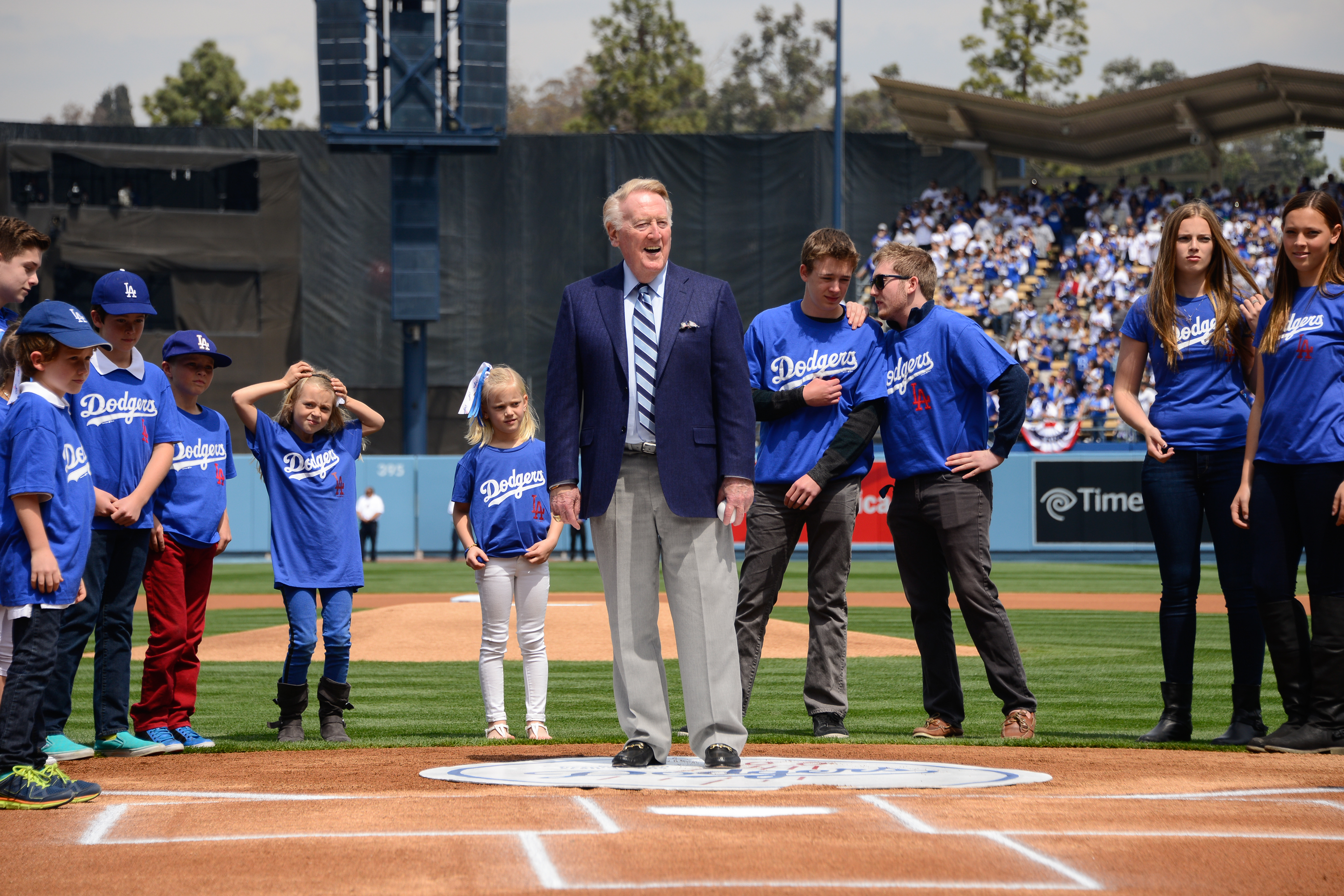 Photo: Vin Scully says `It's Time For Dodger Baseball' for last