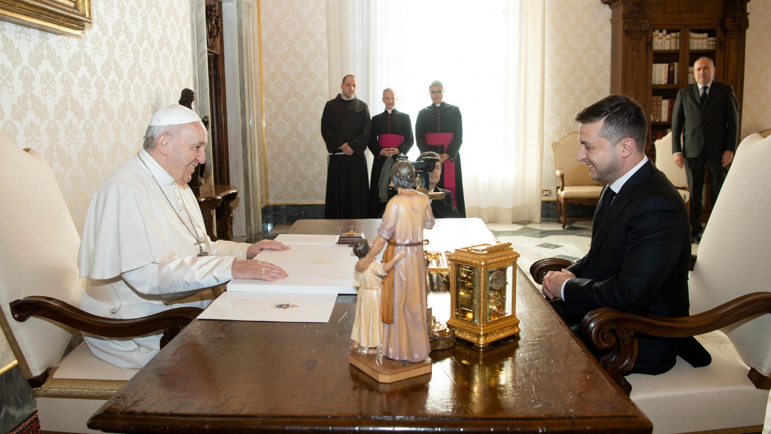 Pope, Ukrainian president talk about peace, freeing prisoners of war