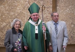Madeline and Carlos Rodriguez pose with Archbishop Gomez during World Marriage Day Mass. The secret to a long-lasting marriage, said Carlos, is love and trust, and to learn to remain quiet when you need to stay quiet, and to speak when you need to speak. (Victor Alemán)