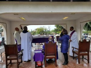Parishioners at St. Elizabeth of Hungary in Altadena celebrated their last Mass, at least for the next few weeks, from their cars. At a 