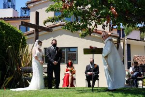 Amanda Valenzuela and Stephen Osborn are married at an outdoor ceremony, with Msgr. Paul Dotson presiding, at St. Lawrence Martyr Church in Redondo Beach July 25. (Jessica Smith)