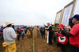 Father Juan Ochara blesses the farmworkers, recognizing the essential nature of their work during the COVID-19 pandemic. (David Amador Rivera/Angelus News)