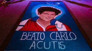 Tapete de aserrín con la imagen del Beato Carlo Acutis (Arquidiócesis de Los Ángeles)