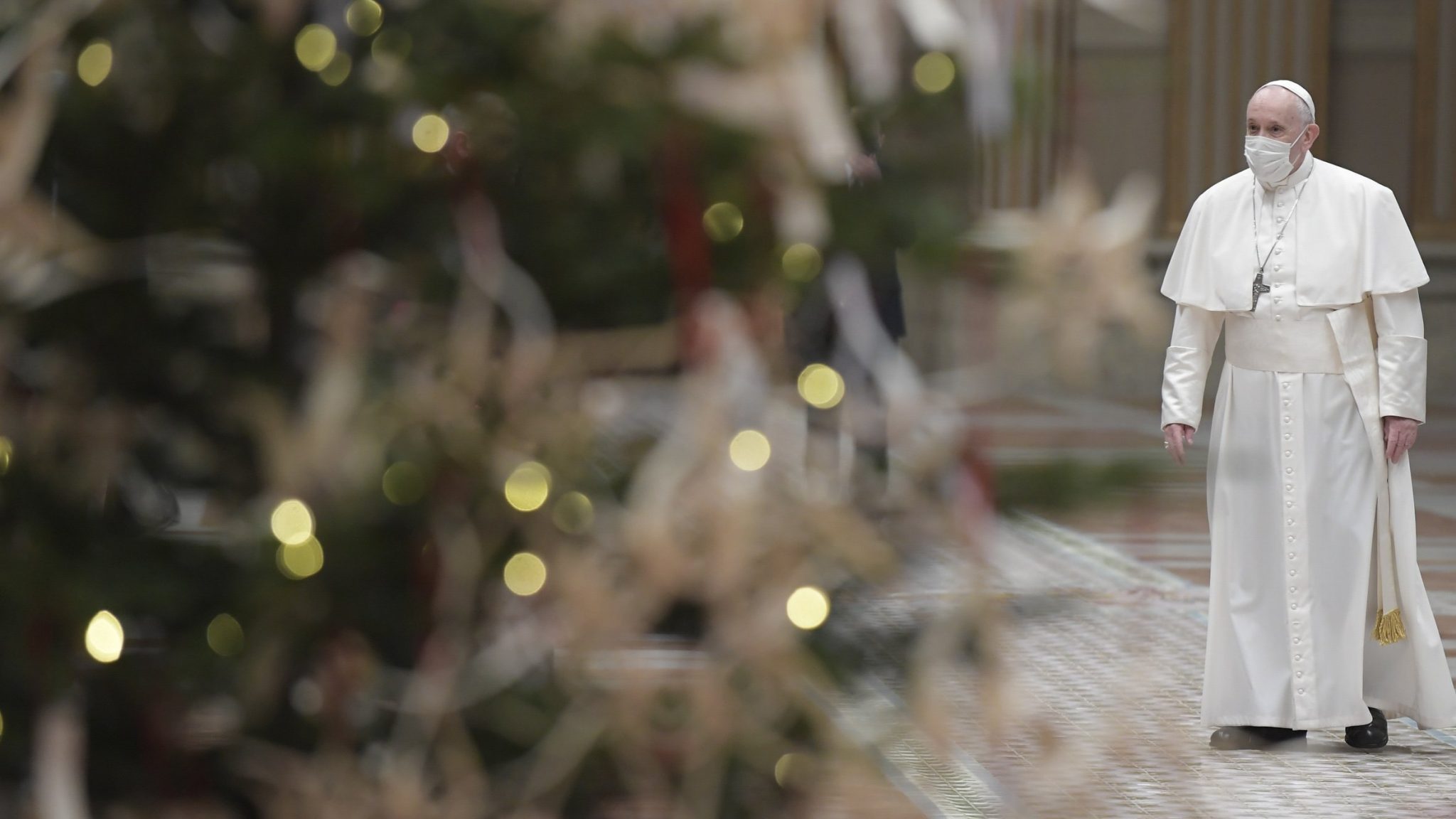 Pope on Christmas Share hope, promote peace, give vaccine to all