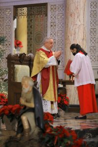 Father Marcos Gonzalez celebrates the 9:30 a.m. Christmas Mass at St. Andrew Church in Pasadena. (David Amador Rivera)