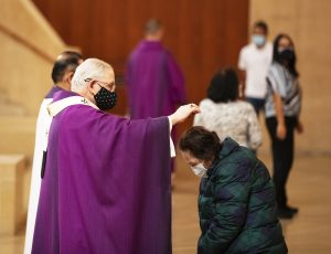 Archbishop Gomez distributes ashes at the Feb. 17 Mass at the Cathedral. (Victor Alemán)