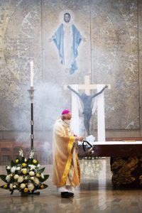 Archbishop Gomez at the Easter Sunday Mass. (Victor Alemán)