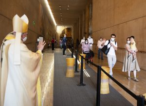 Archbishop Gomez greets Massgoers after Easter Mass at the exit of the cathedral. (Victor Alemán)