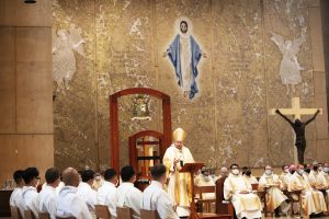 Archbishop Gomez addresses the eight new priests. (Victor Alemán)