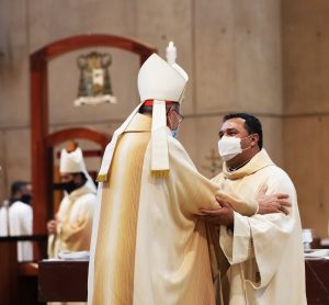 Archbishop Gomez greets Father Sergio Hidalgo. (Victor Alemán)