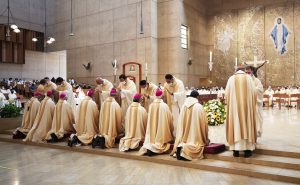 The new priests bless the bishops of Los Angeles. (Victor Alemán)