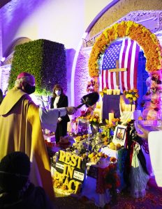 Archbishop Gomez blesses an altar. (Victor Alemán)