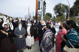 Archbishop José H. Gomez was accompanied by religious sisters while praying the rosary during the procession. (Victor Alemán)