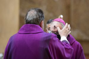 Archbishop Gomez receives ashes. (Victor Alemán)