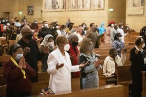 LA Catholics pray during the 2022 Black History Mass. (Victor Alemán)