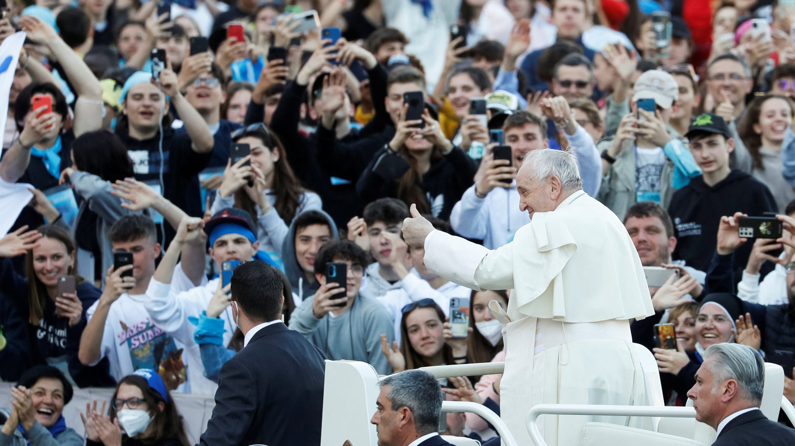 Light Of Risen Christ Dispels Darkness Of Fear, Pope Tells Young People