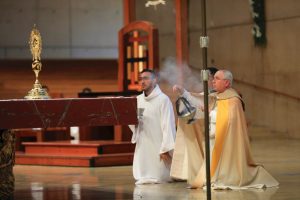 Archbishop Gomez led adoration at the Cathedral of Our Lady of the Angels for the Jubilee youth gathering “Finding Hope in His Wounds” on April 27. (David Amador Rivera)