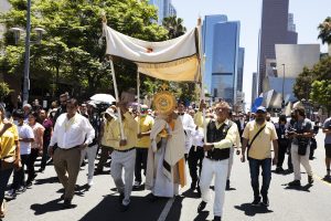 Archbishop José H. Gomez led hundreds of faithful through downtown LA after noon Mass on Sunday, June 19, for a eucharistic procession on the feast of Corpus Christi. (Victor Alemán)