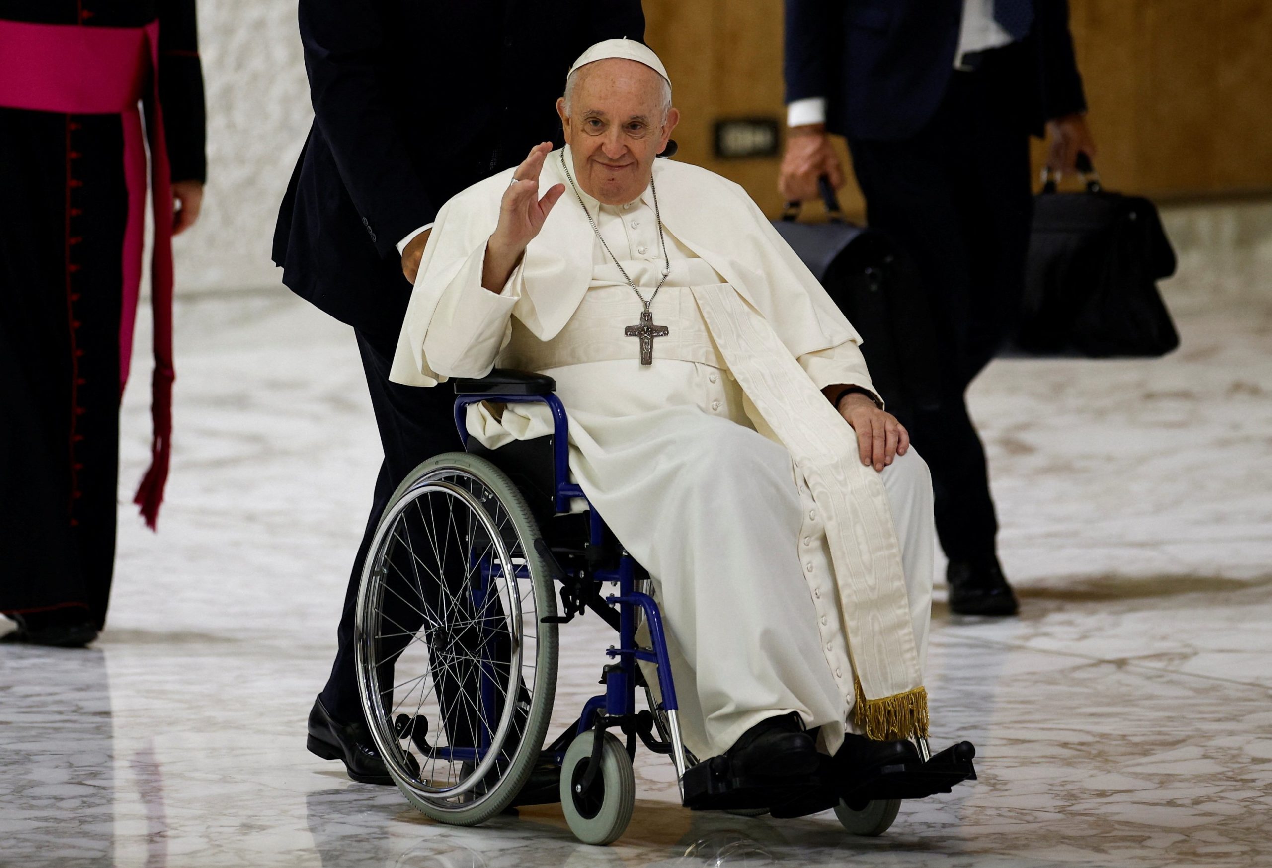 Wisdom of old age is a beacon for future generations, pope says