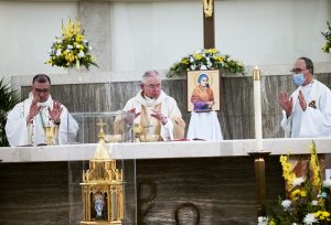 Archbishop Gomez celebrates Mass with the relic of St. Bernadette on Aug. 1. (Victor Alemán) 