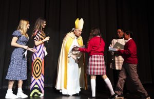 Students from St. Anthony School in Oxnard presented Archbishop Gomez homemade spiritual bouquets from their class. (Victor Alemán)