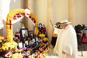 Msgr. John Moretta, pastor of Resurrection Church in Boyle Heights, blesses a prayer altar Oct. 29 at Calvary Cemetery ahead of this year’s Día de los Muertos celebration. (Victor Alemán)