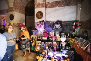 Msgr. Moretta blessed the altars made in honor of deceased loved ones. (Victor Alemán)