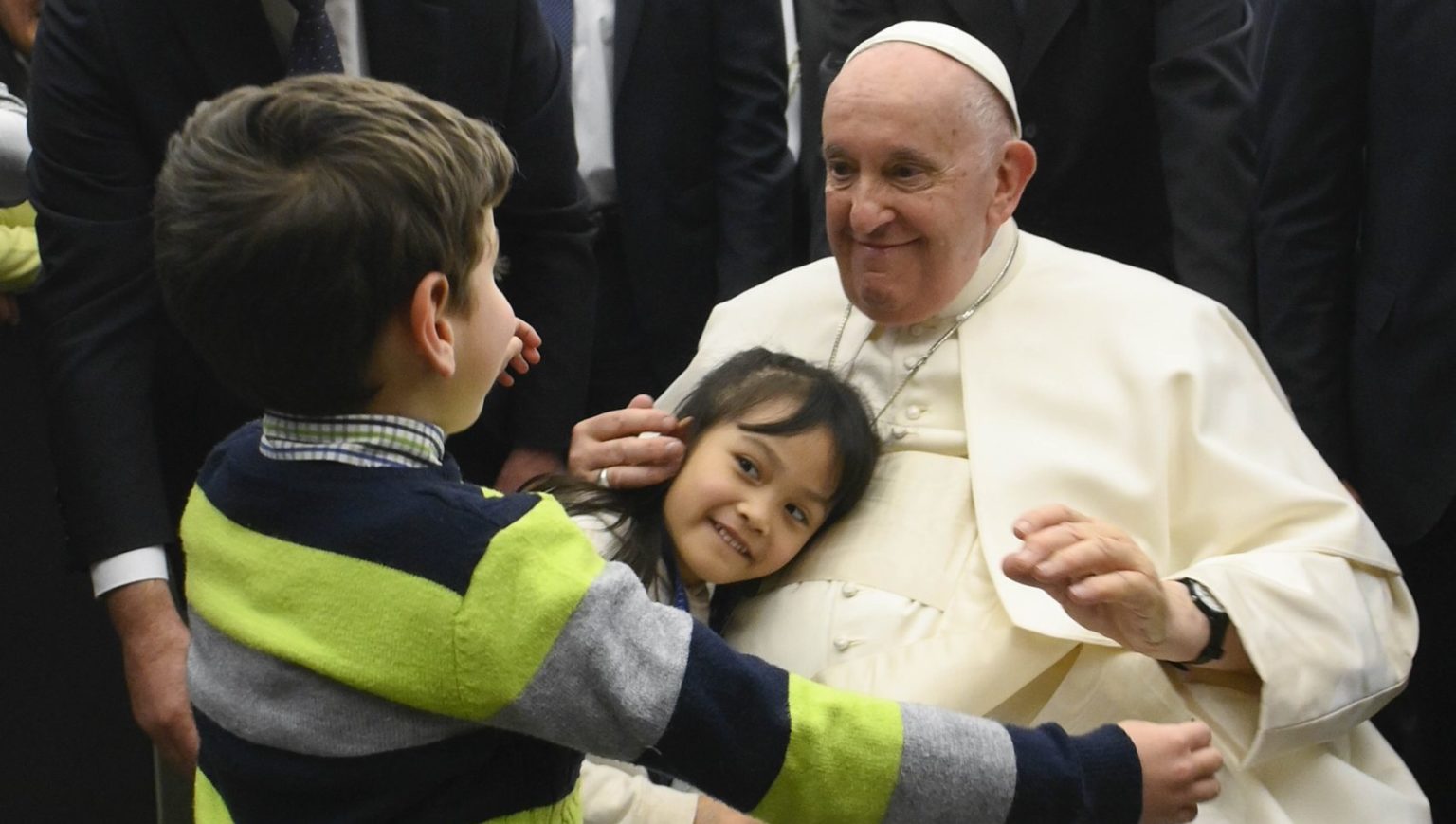 Welcoming migrants, refugees is first step toward peace, pope says