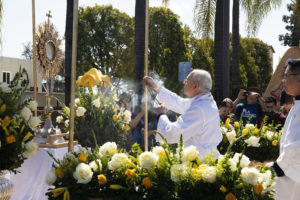 Los Angeles Archbishop José H. Gomez sanctifies the Blessed Sacrament during the 6-mile eucharistic procession that went from Mission San Gabriel Arcángel to St. Luke the Evangelist Church in Temple City, then back to the mission. (Victor Alemán)