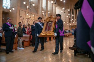 The Knights of Columbus bring in relics from saints of great significance to the Catholic immigrant community during the annual Mass in Recognition of All Immigrants on Sunday, Sept. 17 at the Cathedral of Our Lady of the Angels. (John Rueda/ADLA)