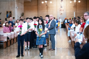 Catholic students process in to celebrate the many ethnic and cultural groups in the archdiocese during the 20th anniversary “One Mother, Many Peoples” Mass at the Cathedral of Our Lady of the Angels on Sept. 7. (Victor Alemán)