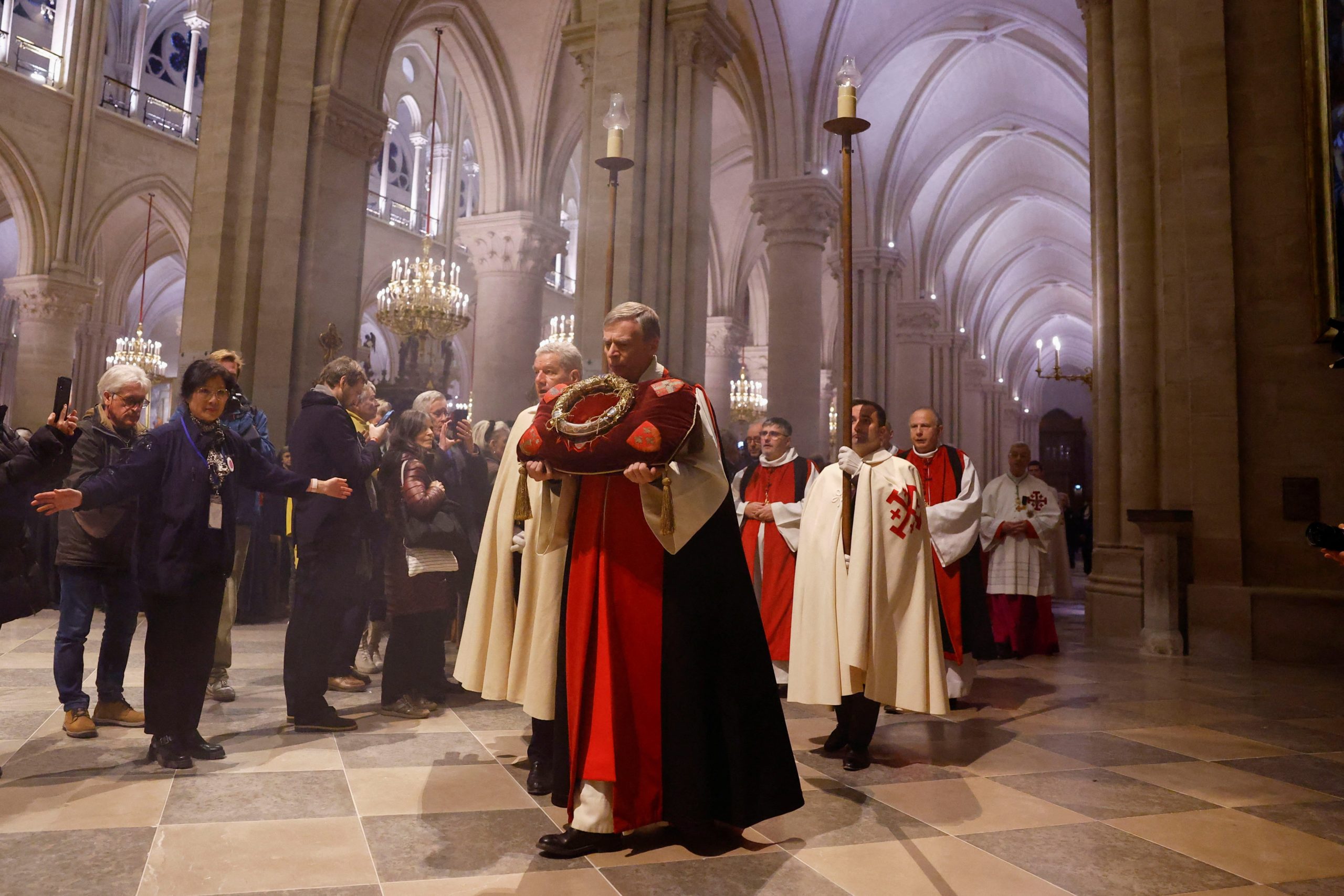 jesus-crown-of-thorns-returns-to-notre-dame-cathedral