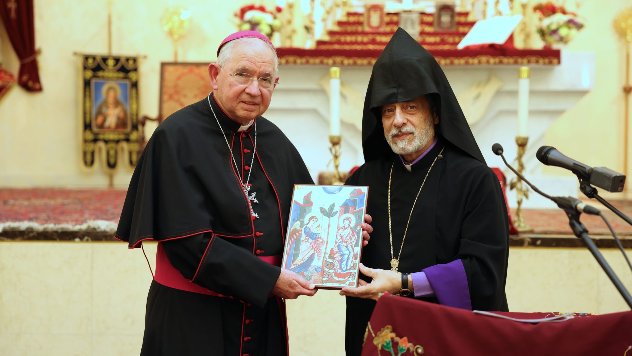 Archbishop Gomez receives ecumenical award at Armenian Cathedral