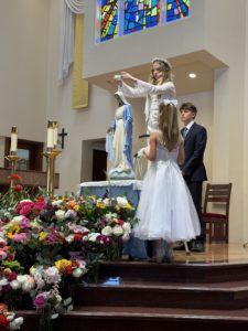 Young people at St Jude the Apostle Church in Westlake Village crown their Virgin Mary statue during a ceremony at the parish. (St Jude the Apostle Church)